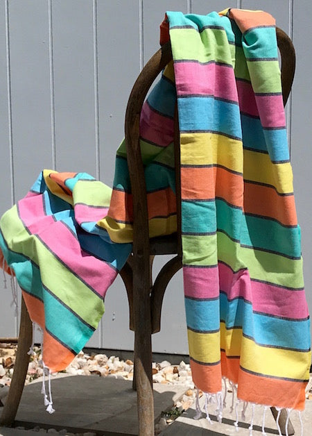Happy Turkish Towel, lightweight, rolls up small, and with discreet pocket - it's perfect for the beach or pool