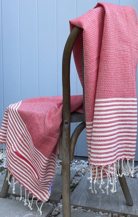 Summer Lovin': stylish, super-soft turkish towel with pocket, in red and cream